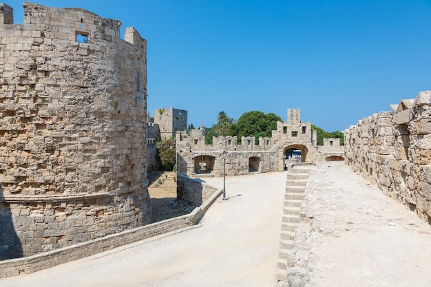 Paredes do castelo medieval na cidade velha de Rhodes Grécia