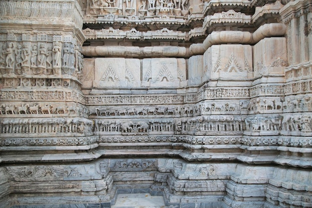 Paredes do Templo Jagdish em Udaipur, Índia