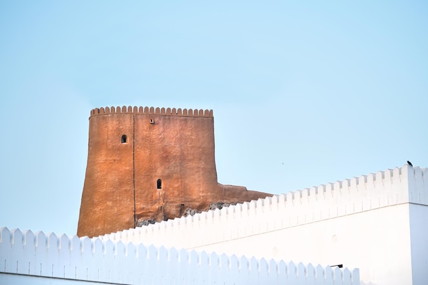 Paredes e torre da fortaleza contra o céu azul