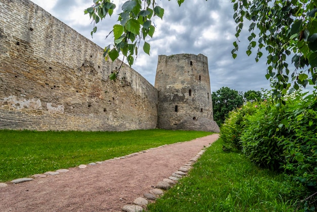 Paredes e torre da fortaleza de Izborsk Izborsk Pskov região Rússia