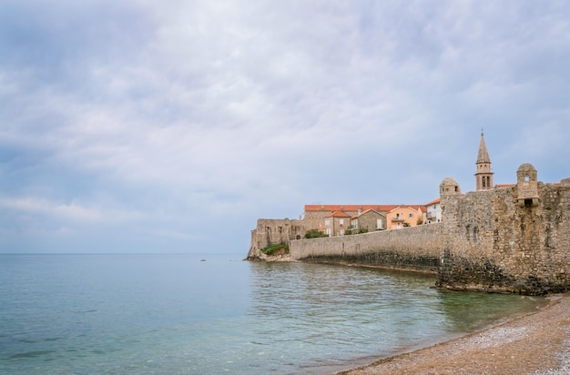 Paredes grossas do forte da cidade velha em budva