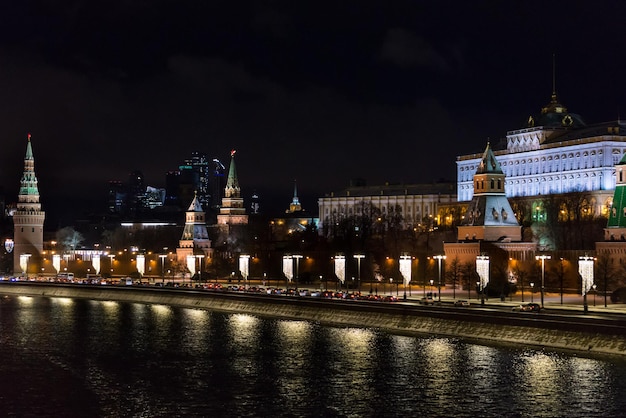 Paredes iluminadas do Kremlin de Moscou à noite