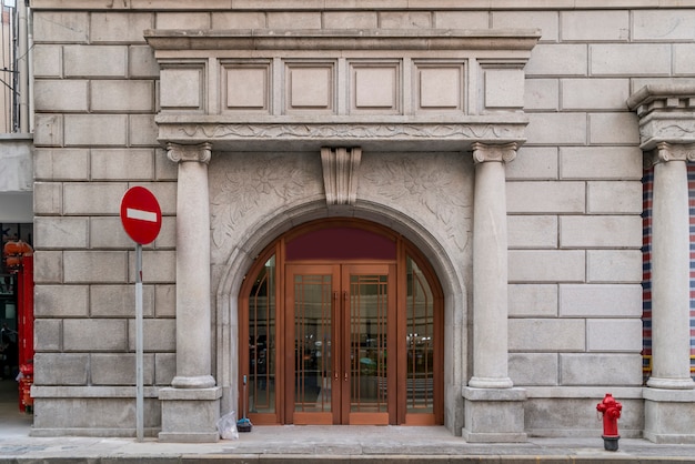 Paredes de ladrillo rojo y puertas y ventanas en la arquitectura europea