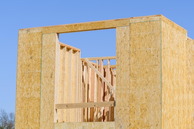 Paredes de madera contrachapada de una casa nueva