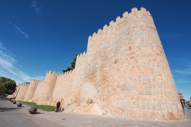 Paredes medievais cênicos da cidade de Avila em um dia ensolarado, Espanha.