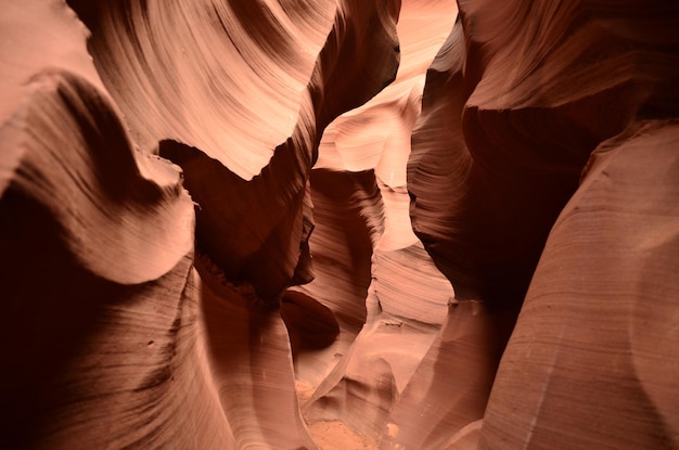 Foto paredes moldadas e esculpidas do antelope canyon, no arizona.