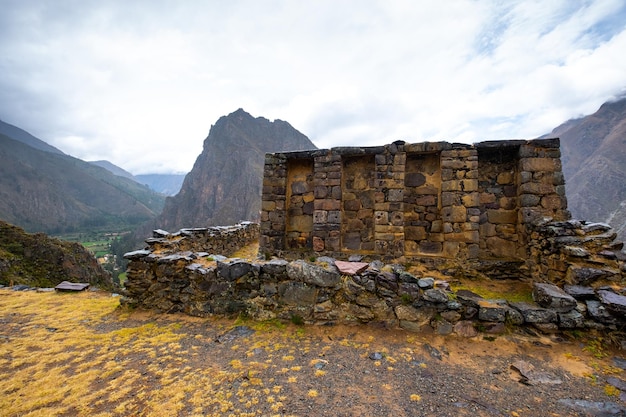 Paredes pedregosas no fundo da paisagem de Ollantaytambo