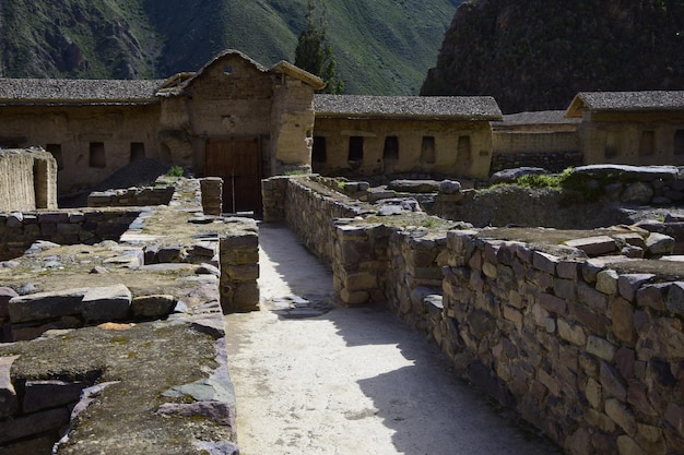 Paredes de piedra asombrosas Ruinas incas de Ollantaytambo Edificio antiguo en el Valle Sagrado en los Andes peruanos