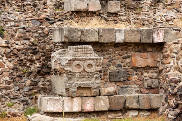 Las paredes de la pirámide están decoradas con tallas de piedra. Teotihuacán, México