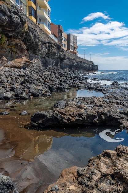 Las paredes rocosas de la hermosa playa de La Garita Telde Gran Canaria Islas Canarias