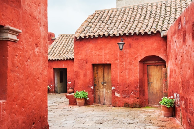 Paredes rojas en el monasterio de Santa Catalina en Arequipa, Perú