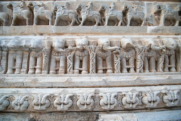 Paredes del templo Jagdish en Udaipur, India