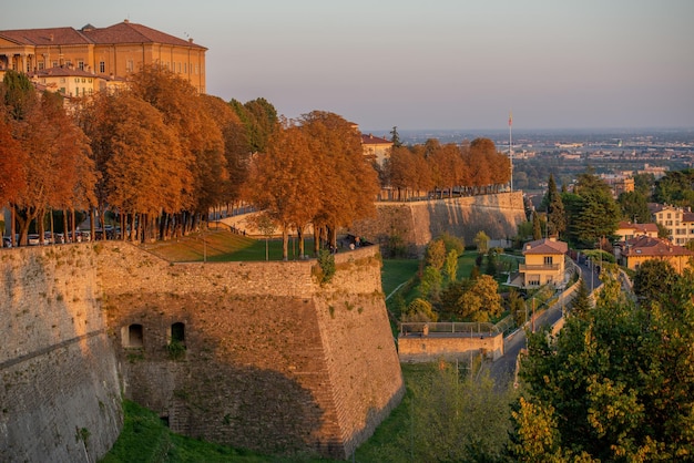 Paredes venezianas da fortificação do patrimônio da unesco em Bergamo