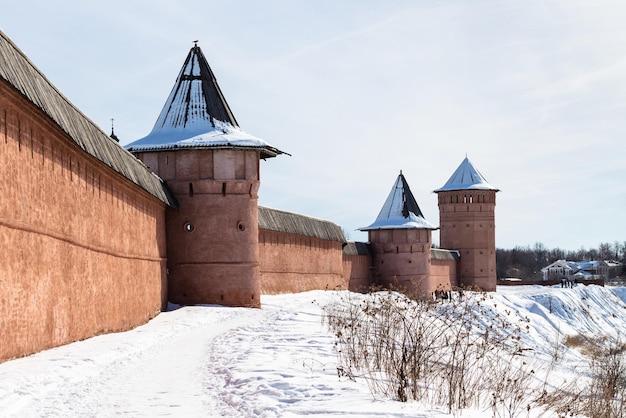 Paredes vermelhas do Mosteiro de St Euthymius em Suzdal