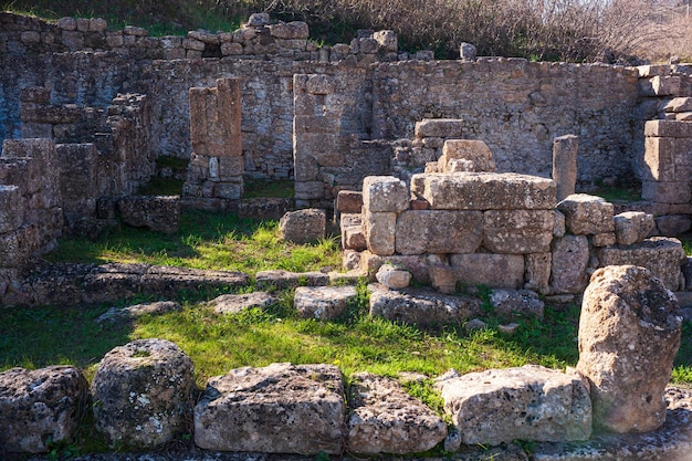 Paredes viejas de casas en el sitio arqueológico de la ciudad vieja de Morgantina