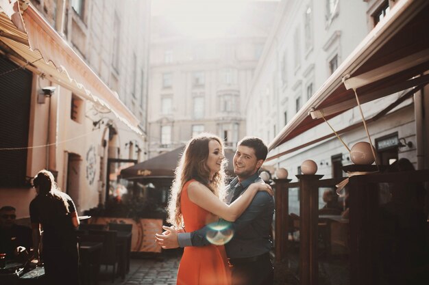 Pareja abrazada en la calle