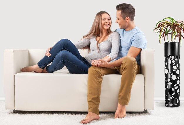 Una pareja abrazada en un sofá