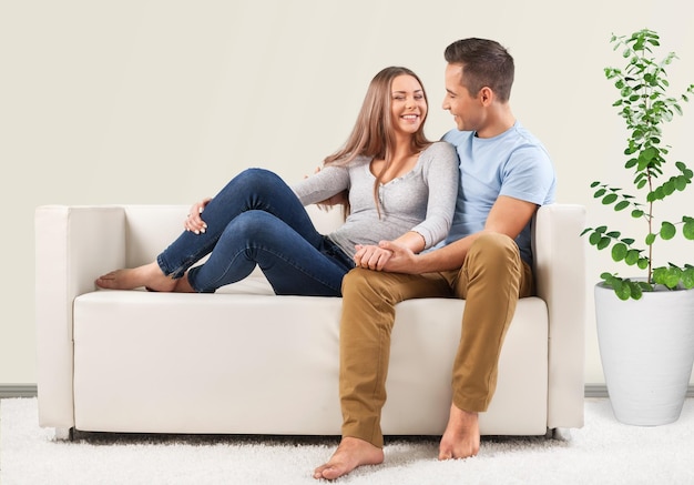 Una pareja abrazada en un sofá