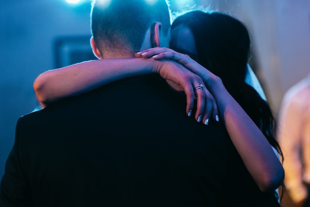 Pareja abrazada | Foto Premium Pareja abrazada | Foto Premium