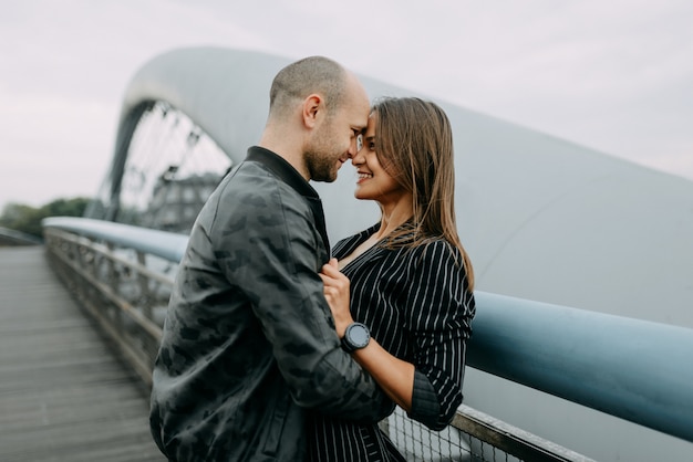 Pareja abrazados mientras disfruta de la hermosa puesta de sol juntos.