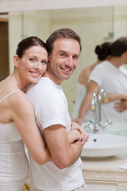 Pareja abrazándose en el baño