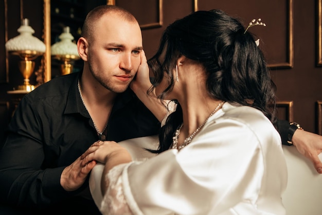 pareja abrazándose en el baño