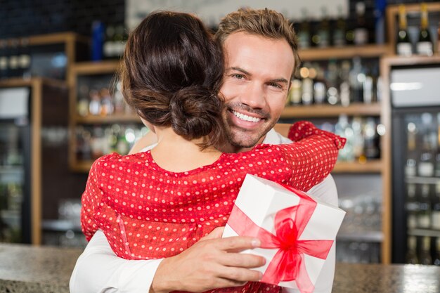 Una pareja abrazándose en un bar