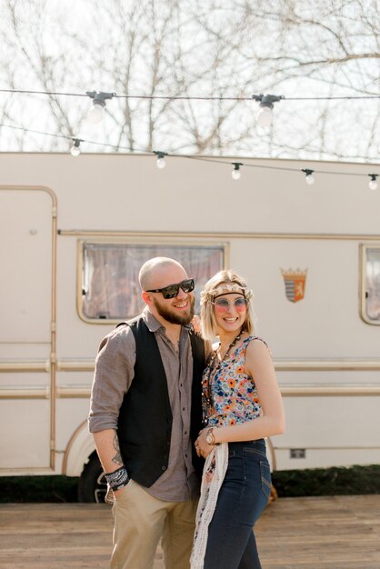 Pareja abrazándose cerca del trailer