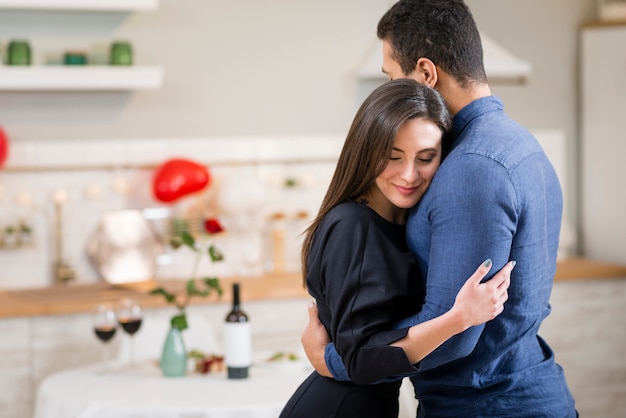 Pareja abrazándose en el día de San Valentín con espacio de copia