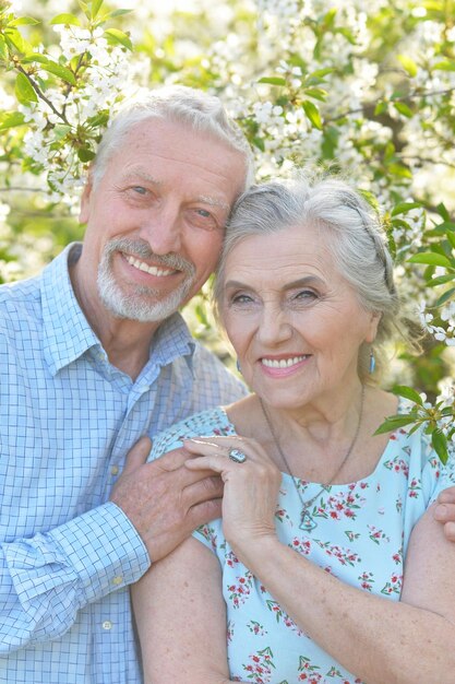 Foto pareja abrazándose en un jardín floreciente