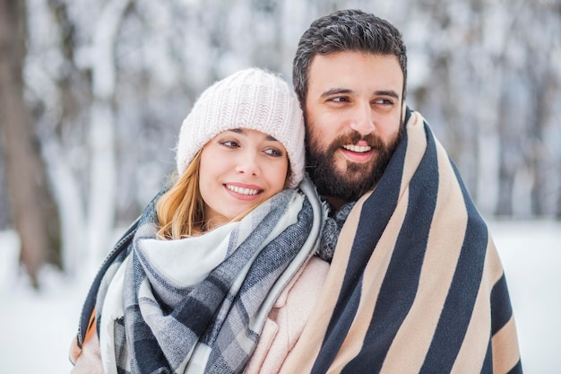 Una pareja abrazándose mientras están al aire libre durante el invierno