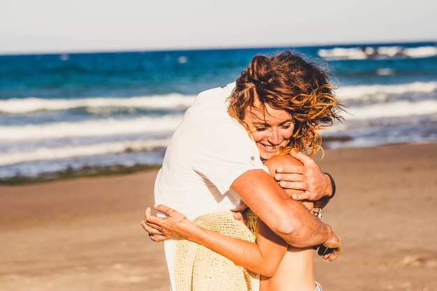 Pareja abrazándose en la playa