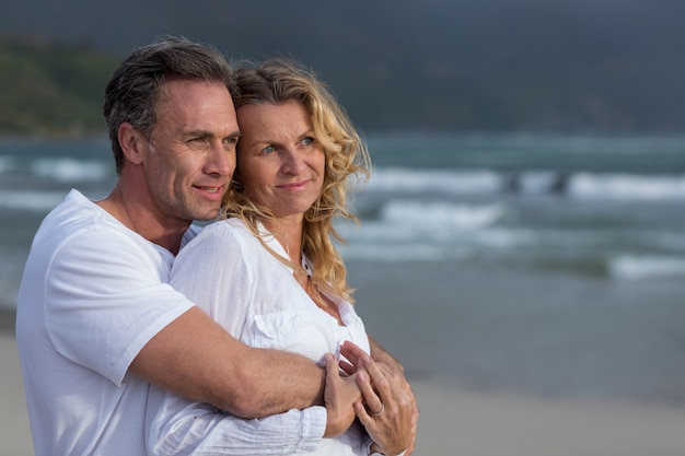 Pareja abrazándose en la playa