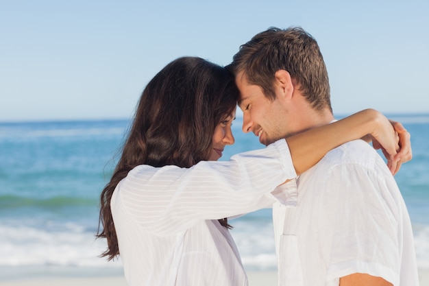 Pareja abrazándose en la playa