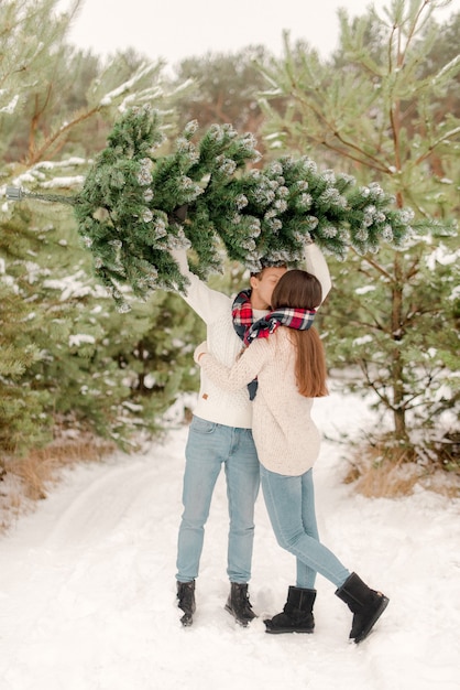 Pareja, abrazar, en, bosque nevado