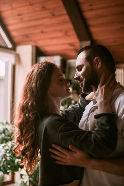 Pareja, abrazar, en, casa de madera