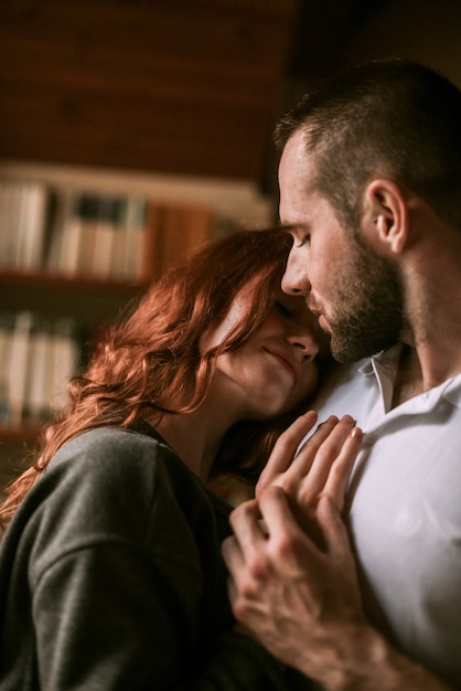 Pareja, abrazar, en, casa de madera