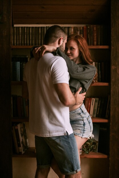 Foto pareja, abrazar, en, casa de madera