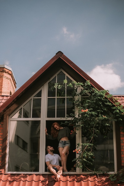 Pareja, abrazar, en, casa de madera