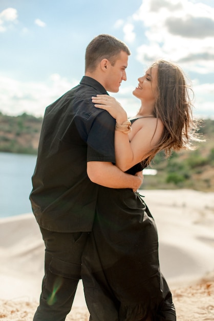 Pareja, abrazar, en el parque