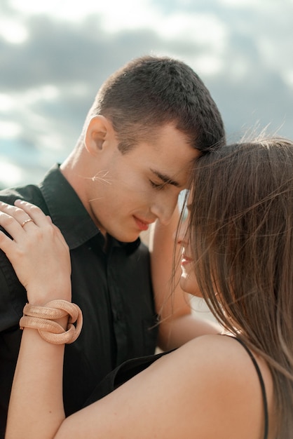 Pareja, abrazar, en el parque