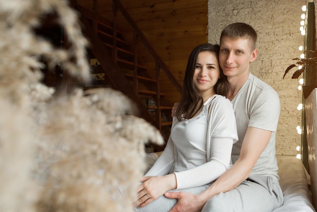 Pareja de abrazos de amor. hombre y mujer sonriendo. Día de San Valentín