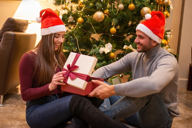 Pareja abriendo un regalo de navidad