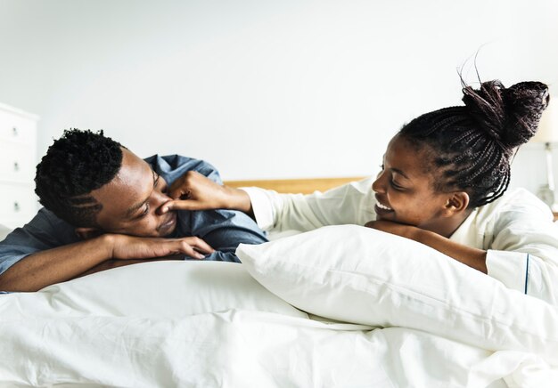 Una pareja acostada en la cama juntos