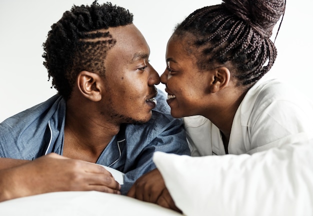 Una pareja acostada en la cama juntos