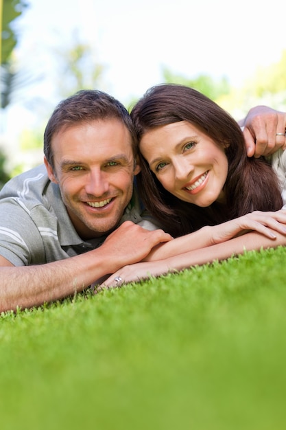 Pareja acostada en el jardín