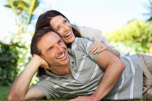 Pareja acostada en el jardín