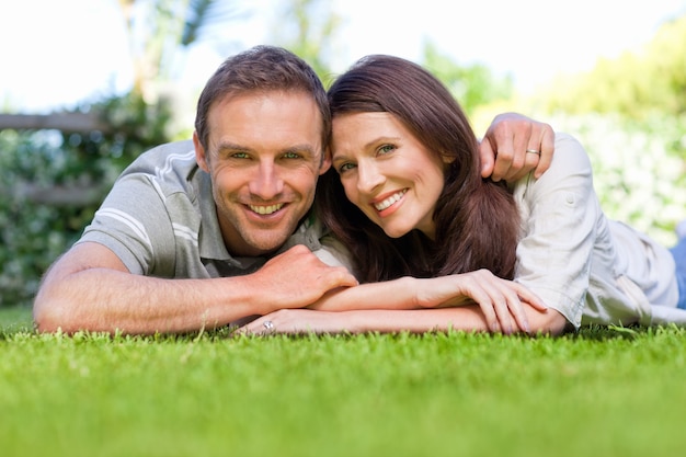 Pareja acostada en el jardín