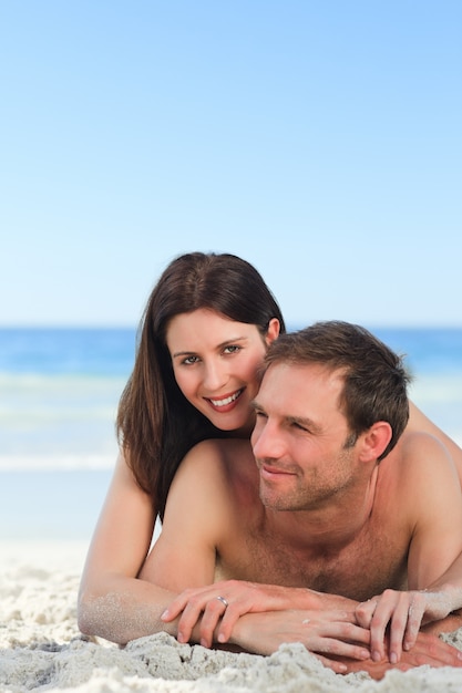 Pareja acostada en la playa