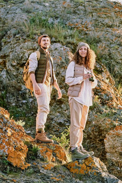 Pareja activa caminando sobre rocas de piedra